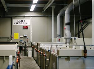Technische Anlagen der Firma Eloxal-Technik Zwickau zum Hartcoatieren.